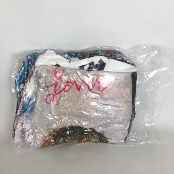 Taylor Swift Fleece Throw Blanket 40”x 50” NEW Soft Cozy Swifties Music Fan Gift - Picture 6 of 14